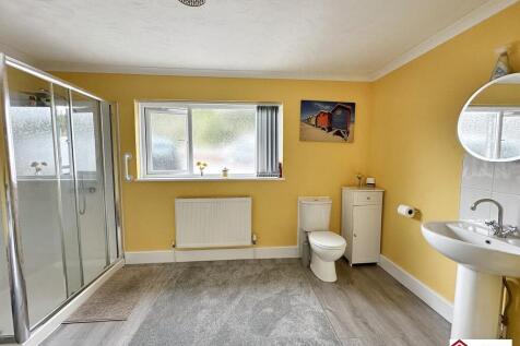 Family Bath &amp; Shower Room