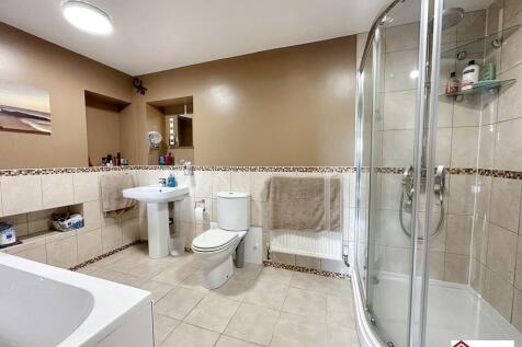 Ensuite Bath And Shower Room