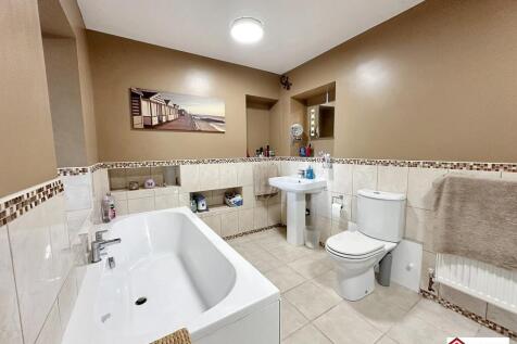Ensuite Bath And Shower Room