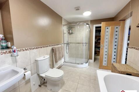 Ensuite Bath And Shower Room