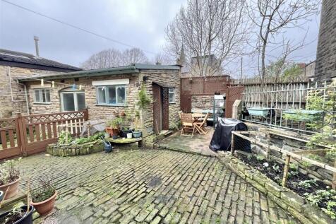 Cobbled Rear Yard, Patio &amp; Garden Store