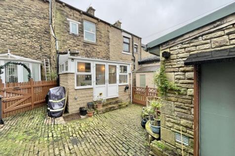 Cobbled Rear Yard, Patio &amp; Garden Store