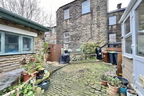 Cobbled Rear Yard, Patio &amp; Garden Store