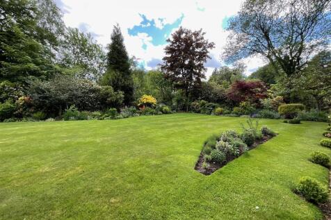 Enclosed Courtyard &amp; Grounds