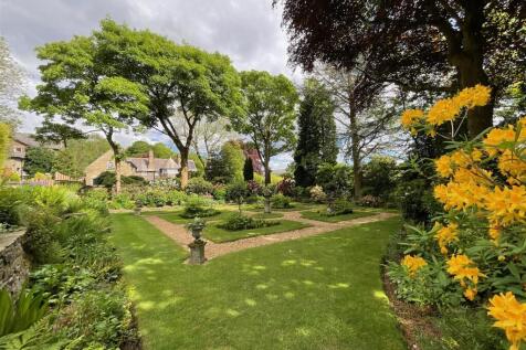 Enclosed Courtyard &amp; Grounds