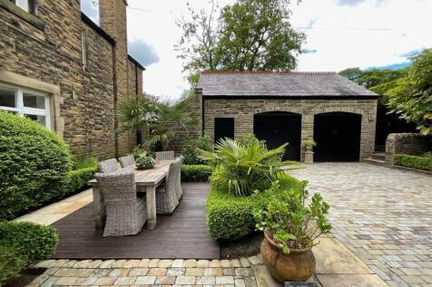 Detached Double Garage &amp; Gym/Office