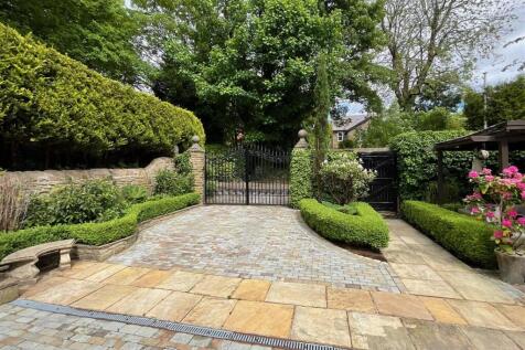Enclosed Courtyard &amp; Grounds