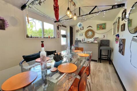 Detached Garage/Garden Room