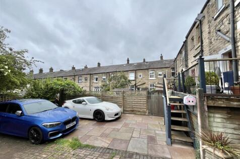 Walled Frontage, Raised Deck &amp; Parking