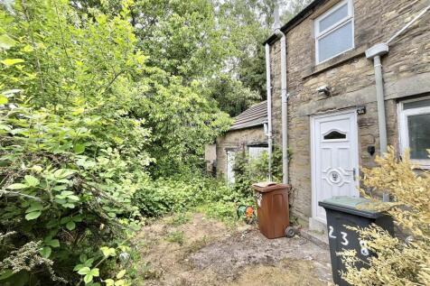 Enclosed Rear Garden &amp; Garden Stores