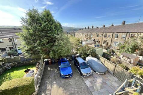 Walled Frontage &amp; Parking