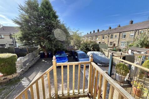 Walled Frontage &amp; Parking
