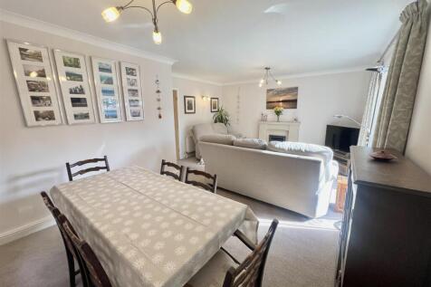 LIVING/DINING