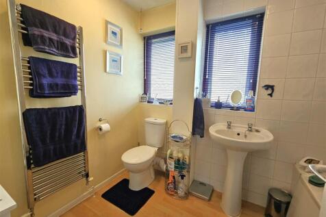 Bathroom..jpg
