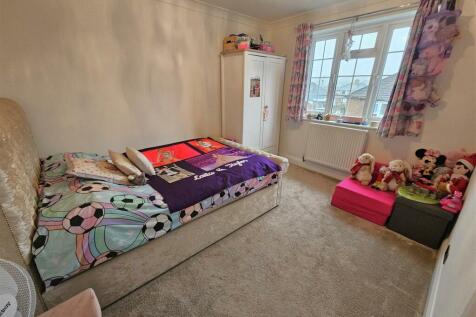 Bed 2.jpg