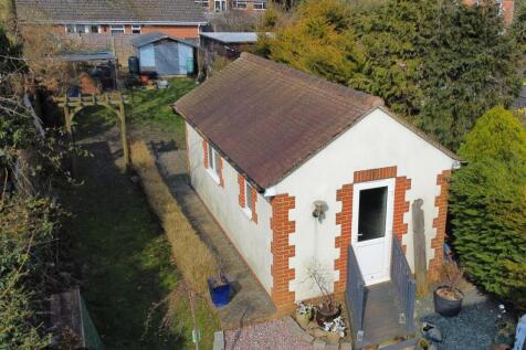 Studio to rear of garden.jpg