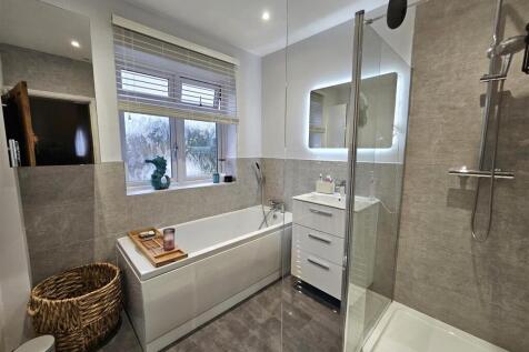 Family bathroom.jpg