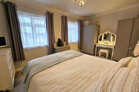 Master bedroom.2.jpg