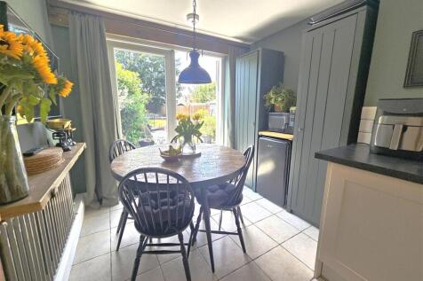 Breakfast Area into Garden.jpg
