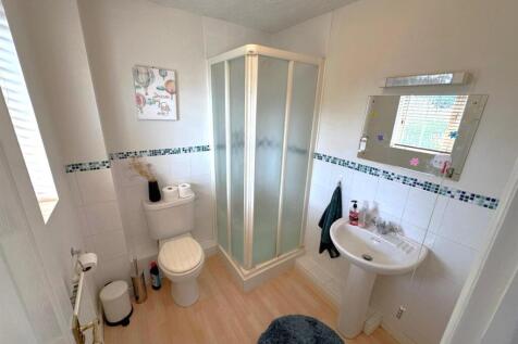 Ensuite to Bedroom 2.jpg