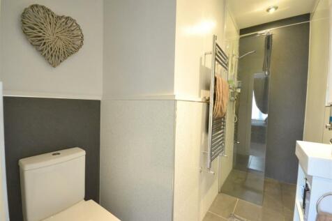 EN-SUITE SHOWER ROOM