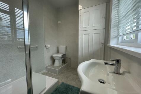 EN SUITE SHOWER ROOM
