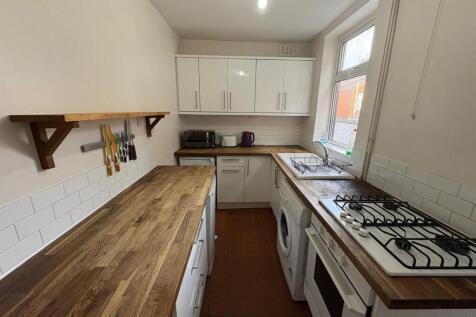 FITTED KITCHEN