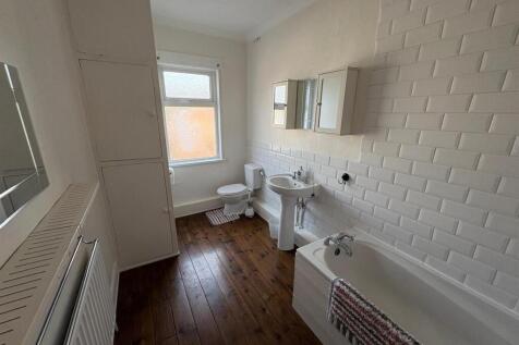 BATHROOM SUITE &amp; SHOWER