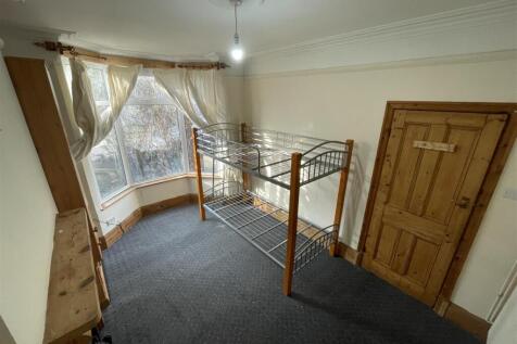 LOUNGE/BEDROOM