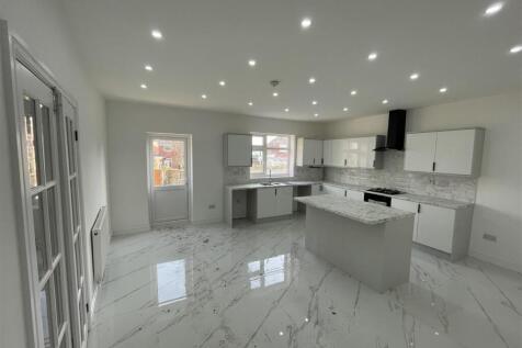 KITCHEN/FAMILY ROOM