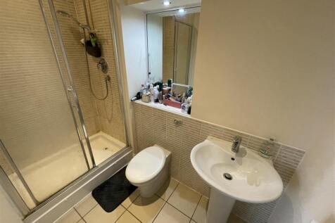 EN-SUITE SHOWER ROOM