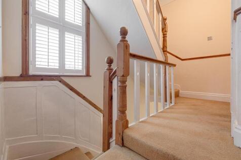 FIRST FLOOR LANDING