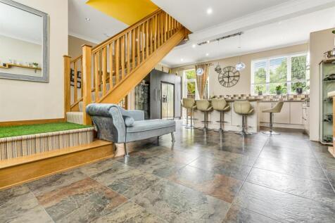 ENTRANCE PORCHWAY