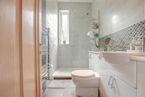 EN-SUITE SHOWER ROOM