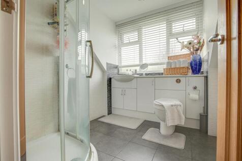 EN-SUITE SHOWER ROOM