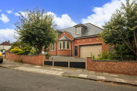 FRONT GARDEN &amp; DRIVEWAY