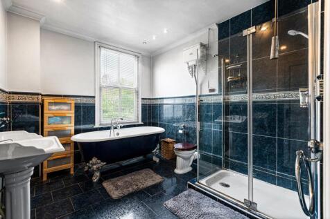 BATHROOM SUITE AND SHOWER