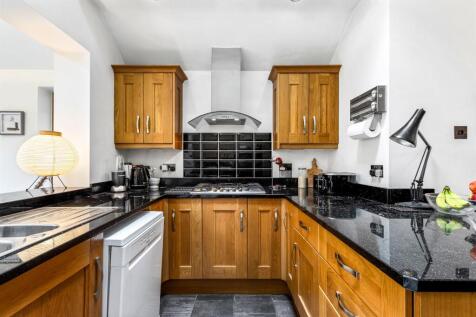 FITTED KITCHEN