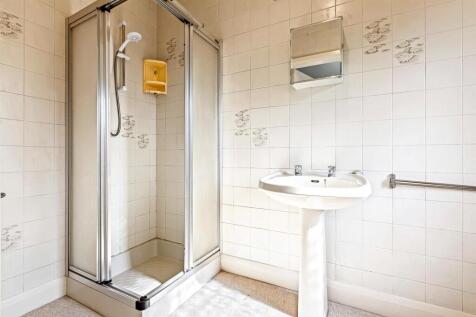 EN SUITE BATHROOM