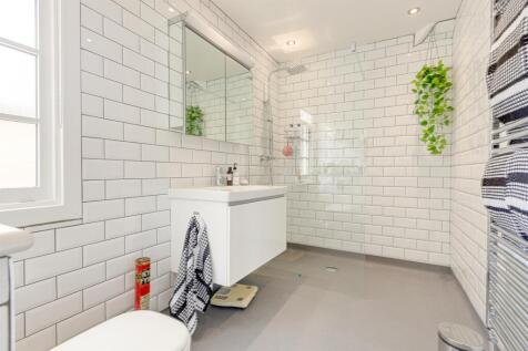 MAIN SHOWER ROOM