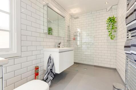 MAIN SHOWER ROOM