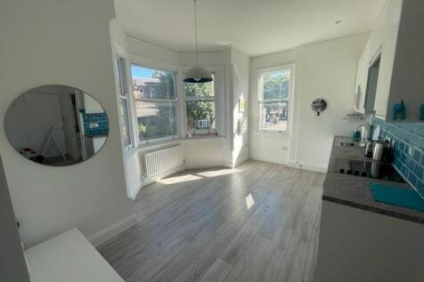 LOUNGE / KITCHEN