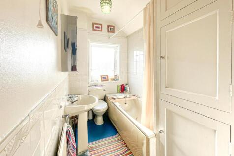 EN-SUITE BATHROOM