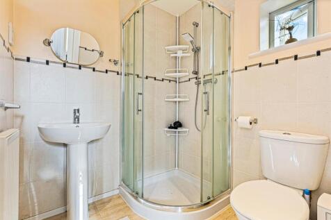 EN-SUITE SHOWER ROOM