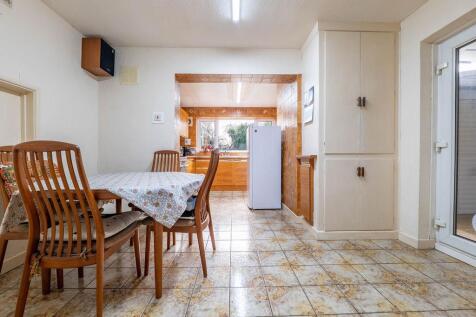 OPEN PLAN KITCHEN AREA