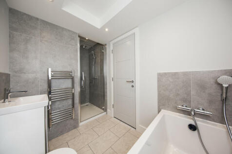 17 Ensuite Bathro...