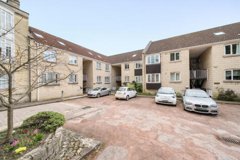 Parking &amp; Courtyard