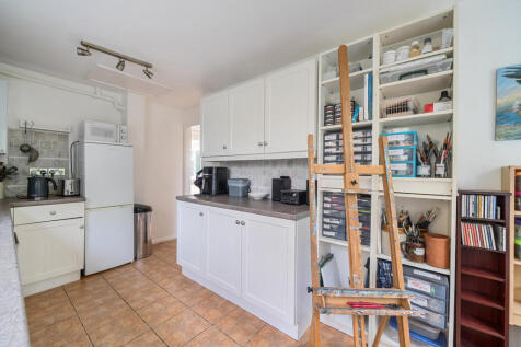 1370017-8-68f8f74...