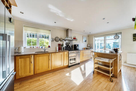 1371251-9-68f8c93...