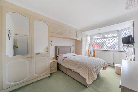 1383771-5-691f370...